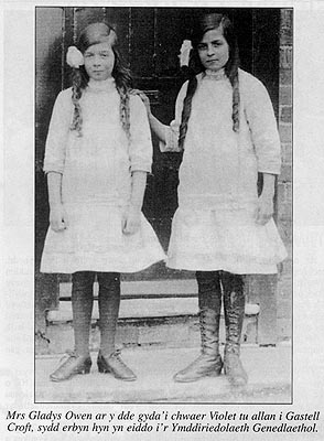 Mrs Gladys Owen ar y dde gyda'r chwaer Violet tu allan i Castell Croft. Mrs Gladys Owen ar y dde gyda'r chwaer Violet tu allan i Castell Croft.