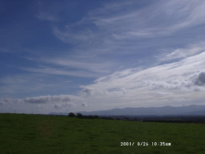 Retreating frontal edge: View from Gaerwen looking towards E Snowdonia Mountains at 0935 GMT on 26 August 2001. Photo &copy; D Perkins